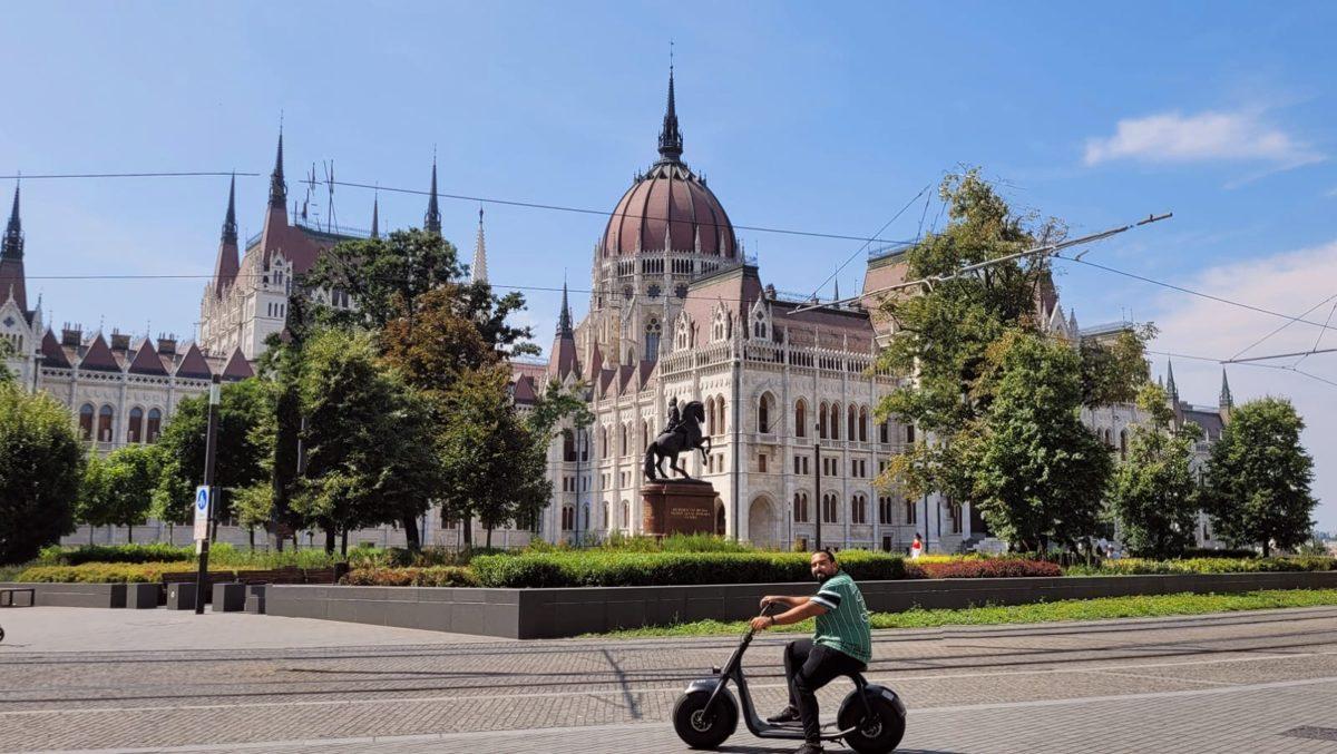 Younes en scooter devant le Parlement de Budapest, Hongrie