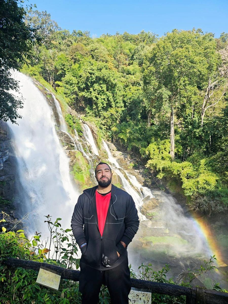 Younes devant la cascade Wachirathan et son arc-en-ciel, Thaïlande