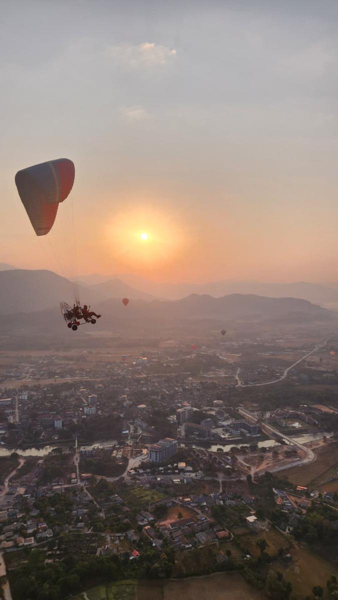 Vol en paramoteur au lever du soleil au-dessus de Vang Vieng, Laos