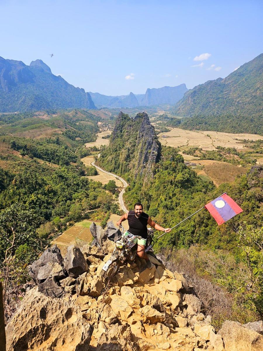 Younes en haut d'un point de vue sur les montagnes de Vang Vieng, Laos