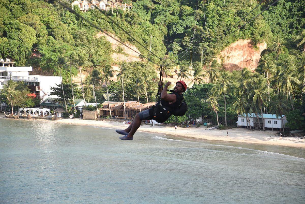 Younes en zipline au-dessus d'une plage paradisiaque à El Nido, Philippines